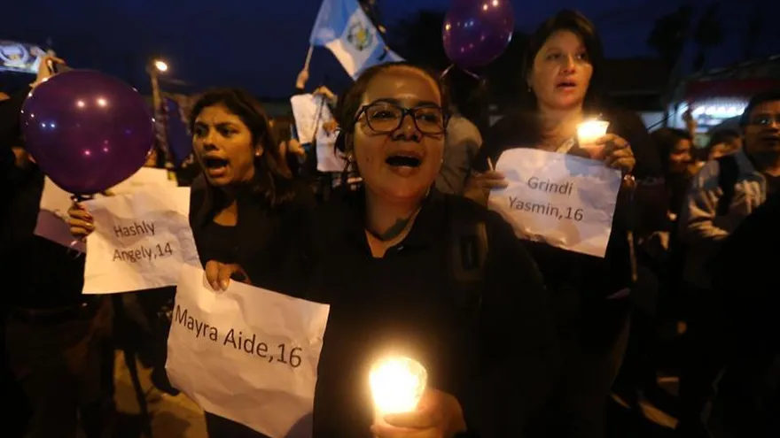 Jóvenes protestan este miércoles, 15 de marzo de 2017, en Ciudad de Guatemala, por la muerte de 40 niñas a causa de un incendio en un albergue estatal de menores. La Procuraduría General de la Nación de Guatemala confirmó este viernes el deceso de una joven, quien no fue identificada, y que se produjo ayer en el hospital Shriners, en Cincinnati.