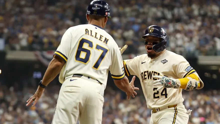 William Contreras (d) y el coach Spencer Allen (i) celebran durante el Juego 1 de la Serie Mundial entre los Rays y los Cerveceros