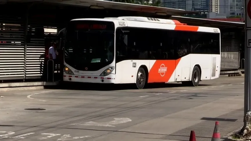 Metrobus cumple seis años y persisten las quejas