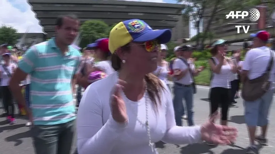 Venezolanas marchan por referendo, chavismo denuncia "golpe"