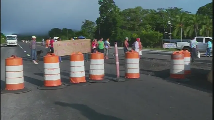 Comunidades cierran la vía en Santiago de Veraguas para exigir puente peatonal