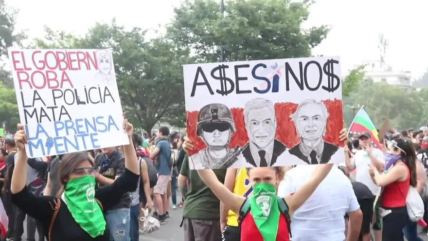 Gobierno de Chile accede a cambiar la Constitución ante el clamor de la calle