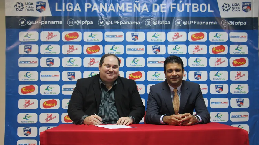 Gian Castillero, presidente de la LPF (der.), y Juan Luis Rajoy, vicepresidente de Óptima Seguros.