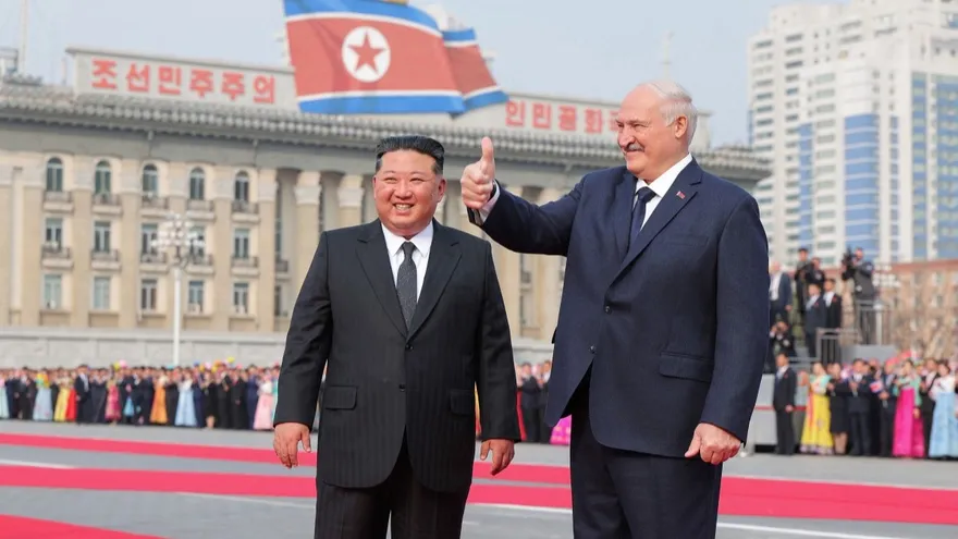 Kim Jong Un recibe con honores a Lukashenko en Pyongyang