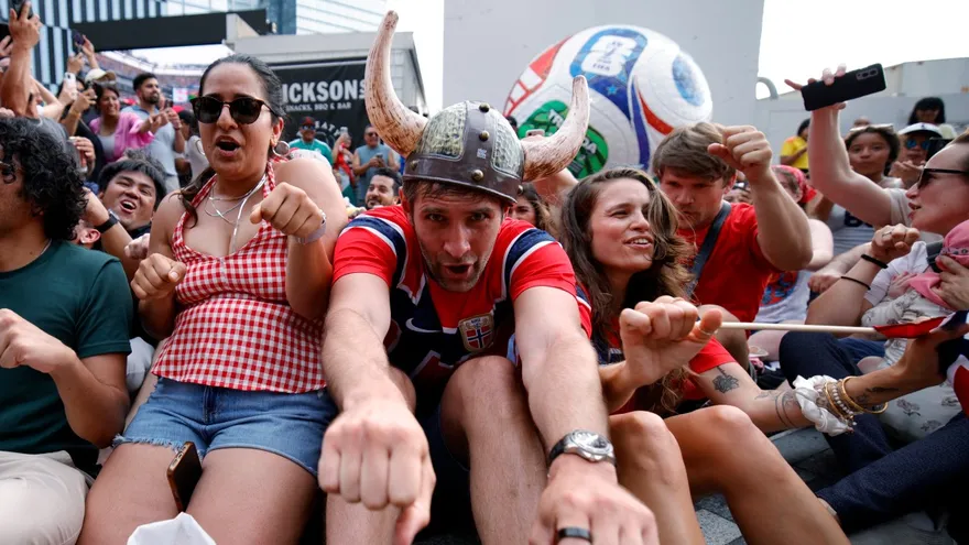 Aficionados de Noruega celebran pase a cuartos de final