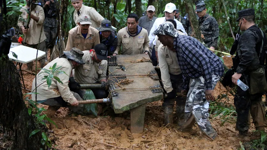 Un grupo de arqueólogos extrae, con fines científicos, una pieza en la Ciudad Blanca, en la Mosquitia hondureña, que guarda restos de una antigua y desconocida civilización.