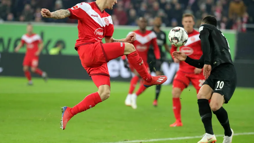 Eintracht de mantiene en la pugna por la Champions tras vencer en Düsselforf