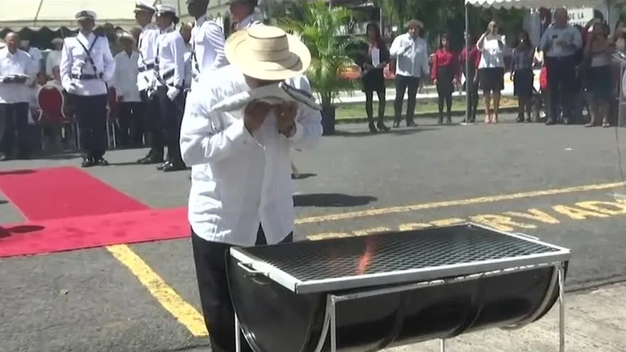 Realizan acto de cremación de banderas