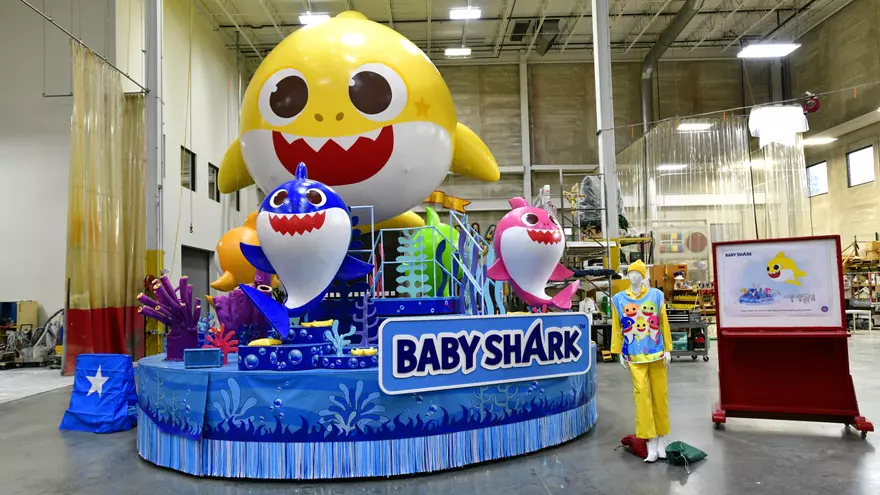 Una carrosa para un desfile decorada con el tema de Baby Shark