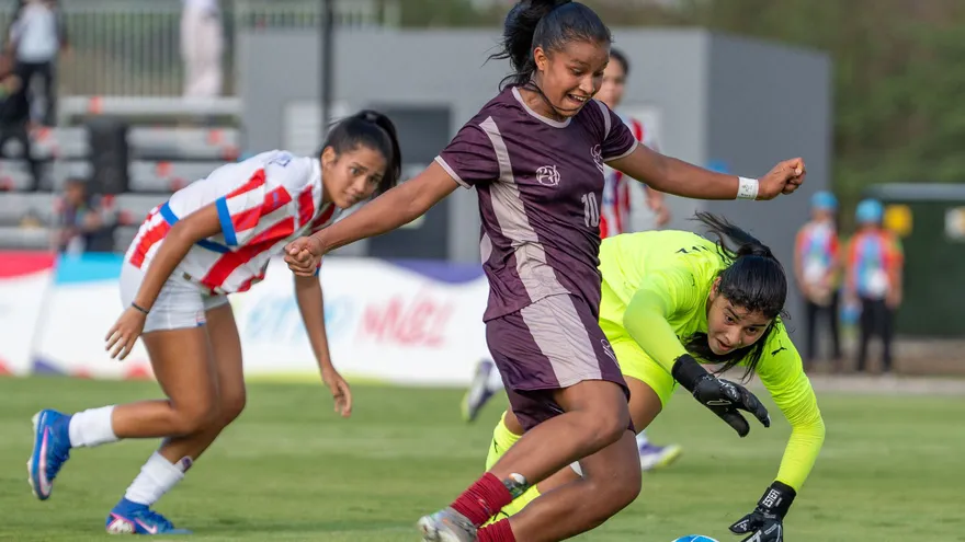 Orliany Durán (c) intenta evadir a la portera Estefani Ruiz Díaz en el partido entre Venezuela y Paraguay del fútbol femenino de los IV Juegos Suramericanos de la Juventud