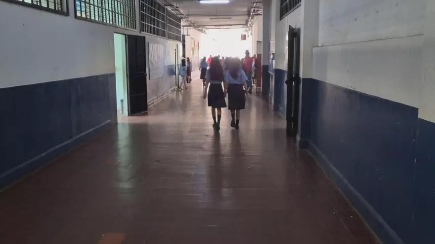 Una escuela en el país