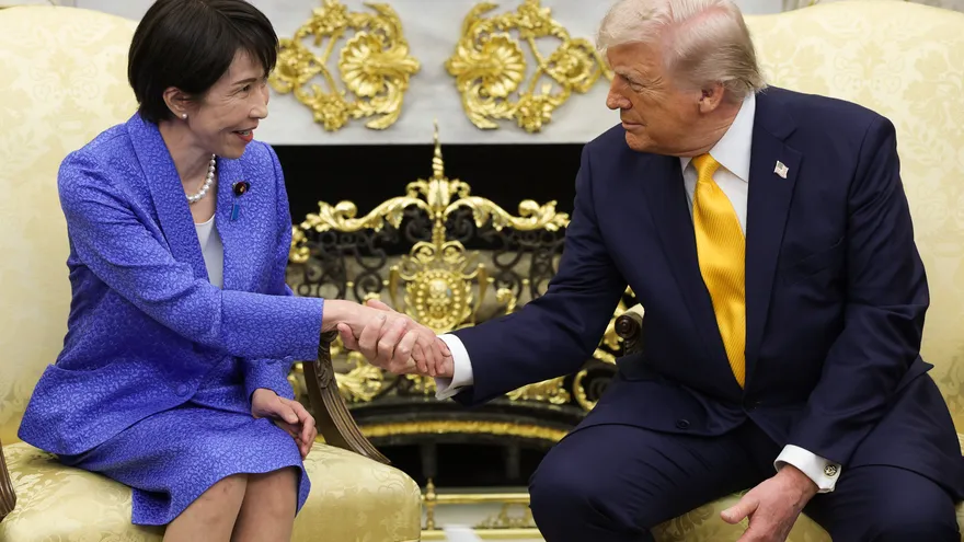 Primera ministra de Japón, Sanae Takaichi estrecha la mano del presidente de EEUU, Donald Trump