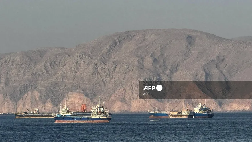 Imágenes de barcos en el Estrecho de Ormuz.