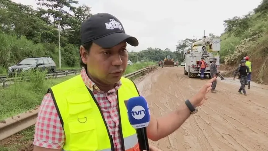 Deslizamiento de tierra afecta vía hacia el puente Centenario