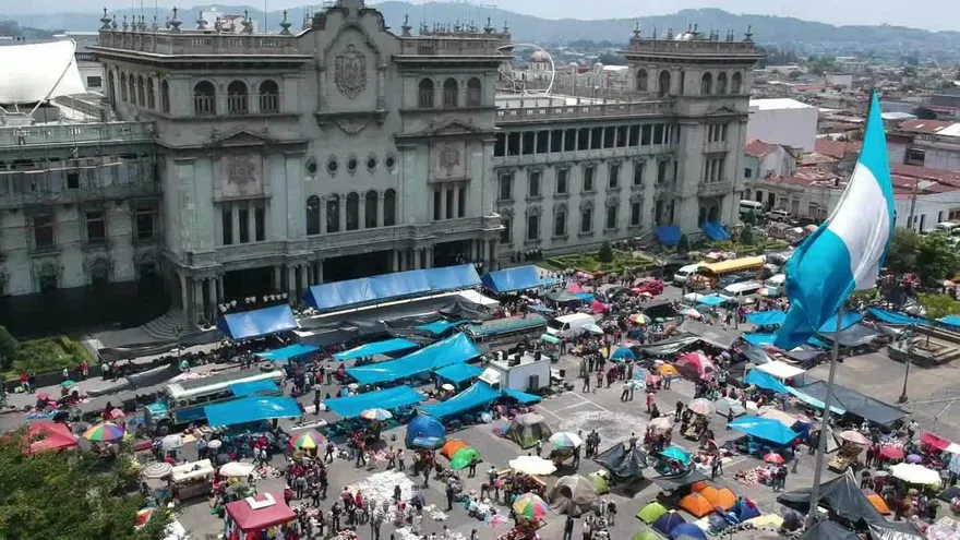 Maestros guatemaltecos acampan para exigir aumento salarial