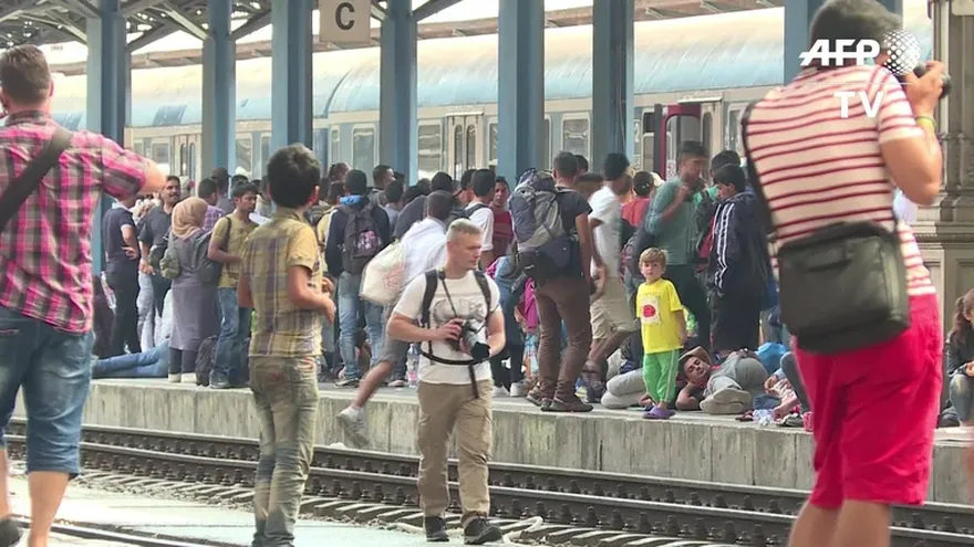 Migrantes irrumpen en estación de Budapest