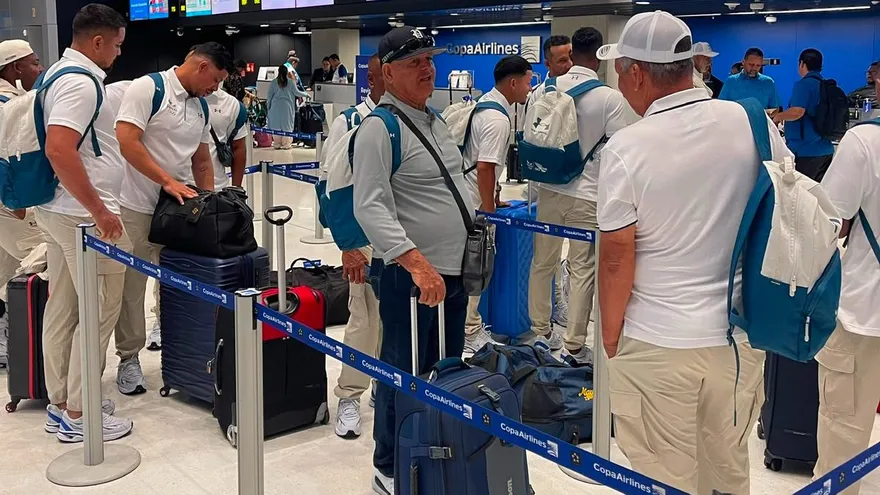 Integrantes de la Selección de Béisbol de Panamá están en fila para su viaje a República Dominicana