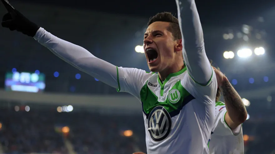 Julian Draxler guío el triunfo de Wolfsburg 2-3 sobre Gent