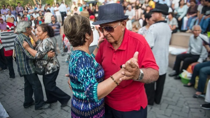 La gente baila boleros en un parque en Lima, Perú.