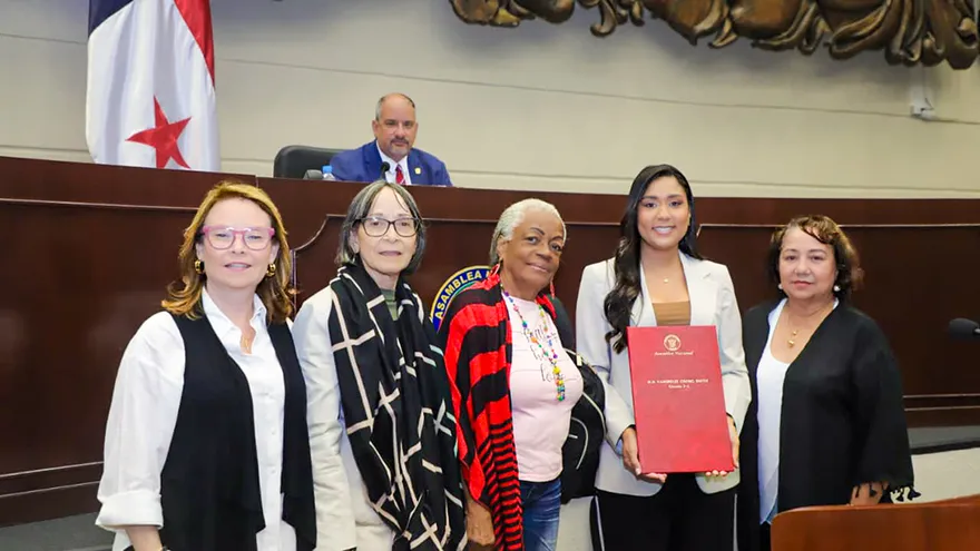 La diputada Yamireliz Chong presentó este miércoles 18 de septiembre ante el pleno de la Asamblea Nacional un anteproyecto de ley que busca adicionar artículos al Código Penal para tipificar delitos culposos en la prestación de servicios de salud.