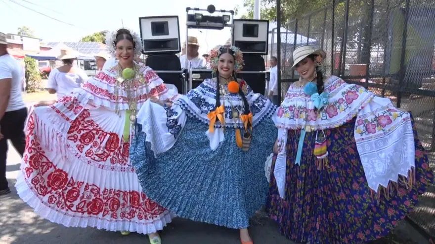 Desfile de las Mil Polleras en Panamá
