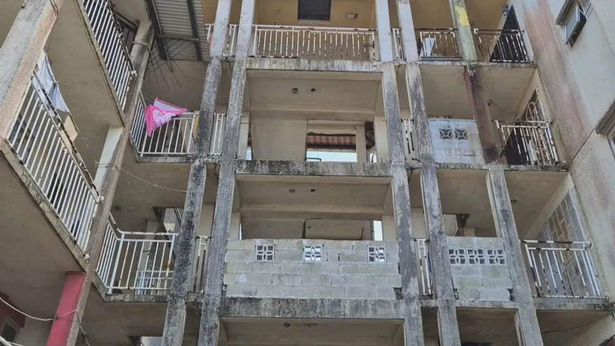 Tragedia en Colón: joven de 18 años cae desde un cuarto piso en multifamiliar; su estado es delicado