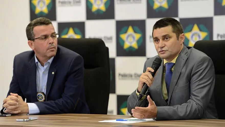 Fotografía cedida por la Agencia Brasil que muestra al director de la División de Homicidios, Rivaldo Barbosa (i), y el delegado de Homicídios de la región de "Baixada Fluminense", Evaristo Pontes Magalhães (d), mientras participan en una rueda de prensa, en Río de Janeiro (Brasil).