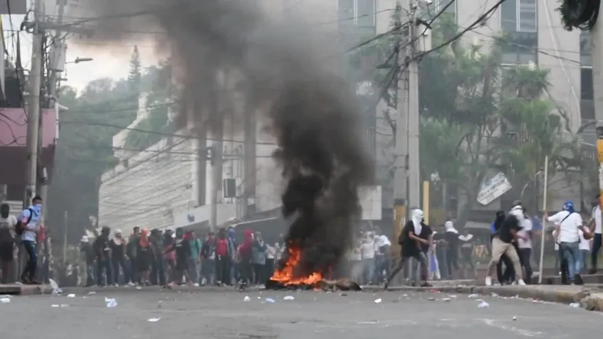 Policía de Honduras reprime manifestación contra reformas de educación y salud