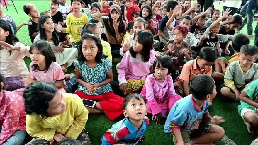Juegos y canciones para los niños tras el tsunami en Indonesia
