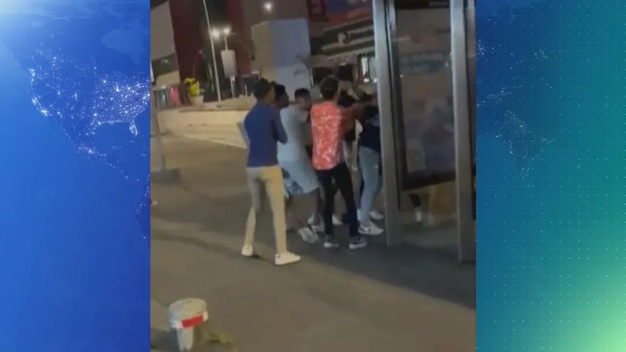 Los jóvenes enfrentados fuera de una estación del Metro de Panamá