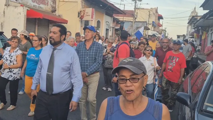 Residentes marcharon para exigir respuestas.