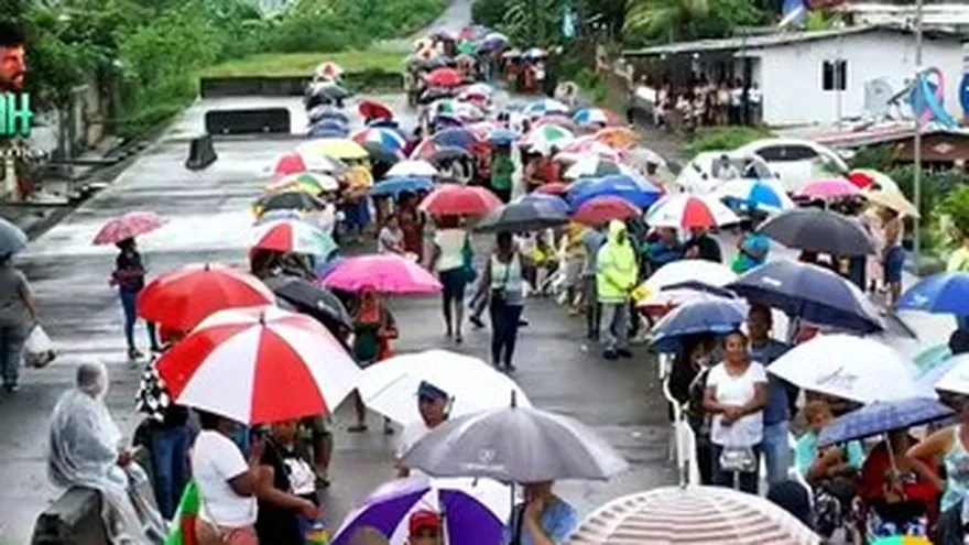 Largas filas por las Agroferias