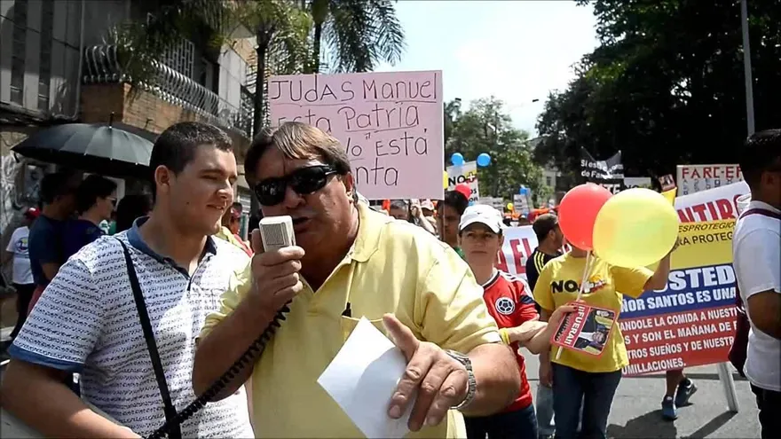 Miles de colombianos marchan contra Santos, liderados por Uribe