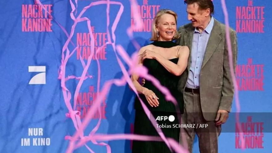 Liam Neeson junto a  Pamela Anderson, en el estreno de su más reciente película.