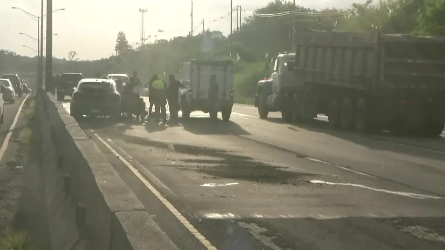 Hombre muere tras chocarse contra volquete en la autopista