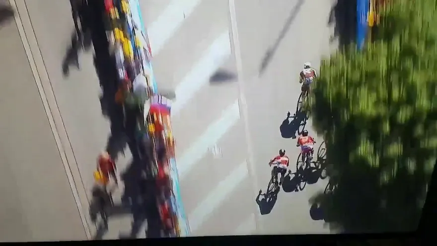 Momento en que Peter Sagan le da un codazo a Mark Cavendish