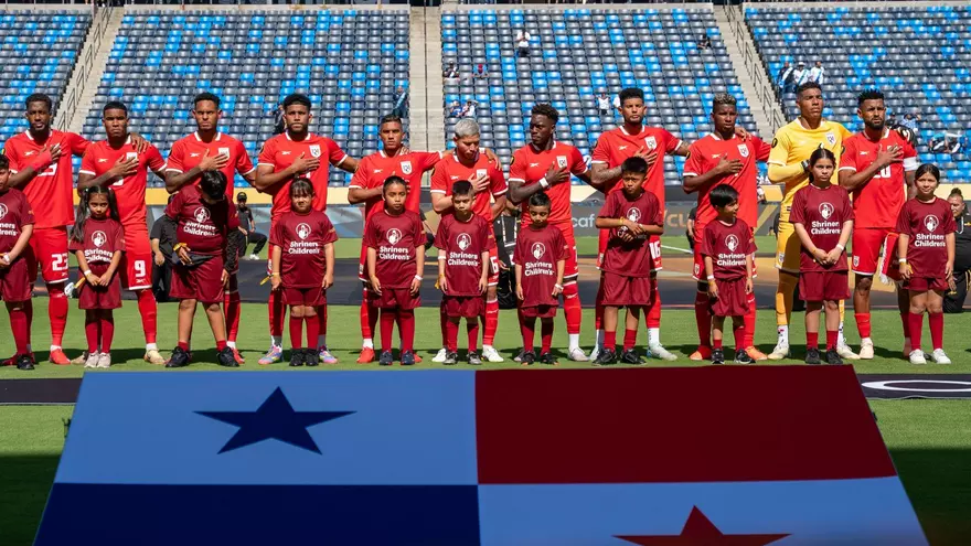 Selección de Panamá junto a la bandera en la Copa Oro 2025