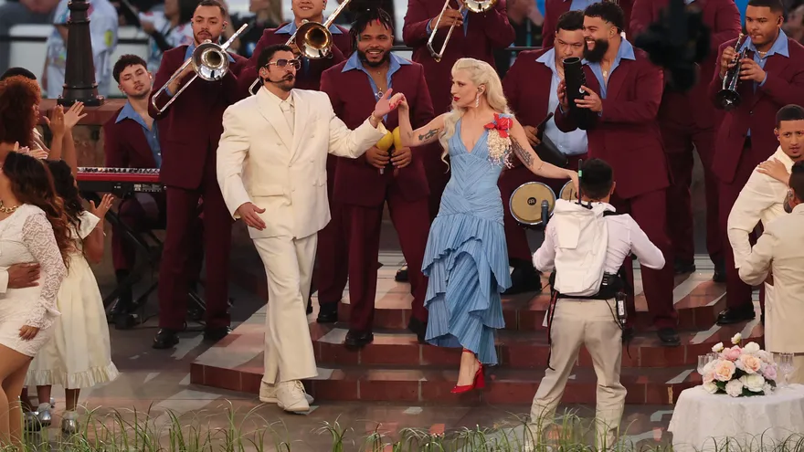 Bad Bunny vestido de blanco junto a Lady Gaga