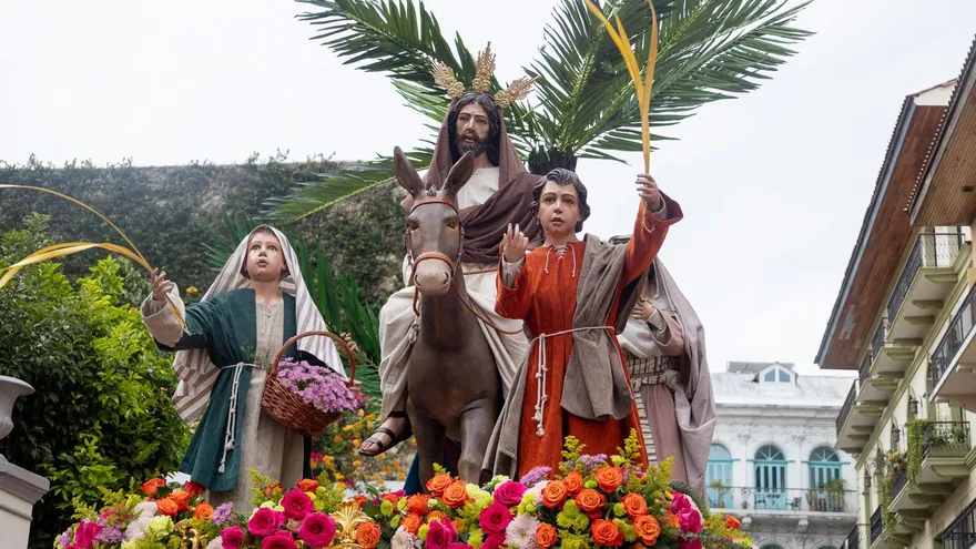 El anda de Jesús en la sagrada entrada en Jerusalén, el cual fue realizado en El Viso del Alcor, Sevilla, España, por el imaginero Ramón Martín. El conjunto escultórico está conformado por Jesús, el burrito, 2 niños hebreos, 2 hebreos y una palmera. A su vez cada figura lleva en sus manos una palma.