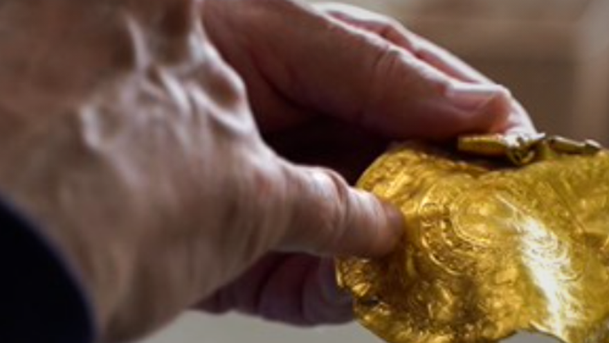 Captura de la página del Museo Vejle en Dinamarca, donde se observa una de las piezas de oro