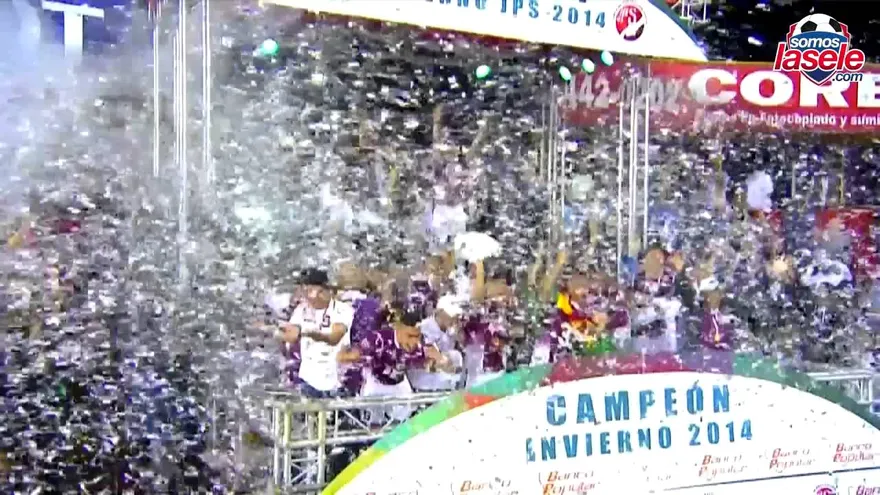 Mire aquí a Adolfo Machado levantando la copa de campeón en Costa Rica