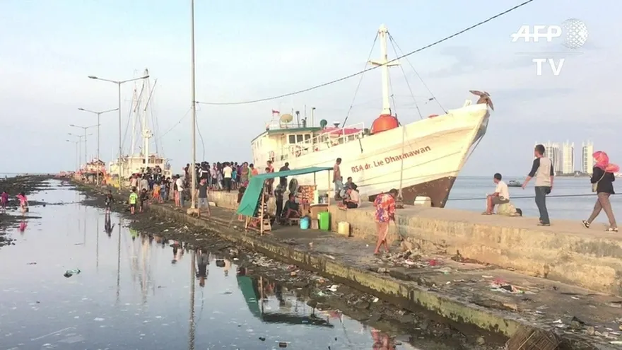 Al menos 23 muertos en incendio en barco turístico en Indonesia