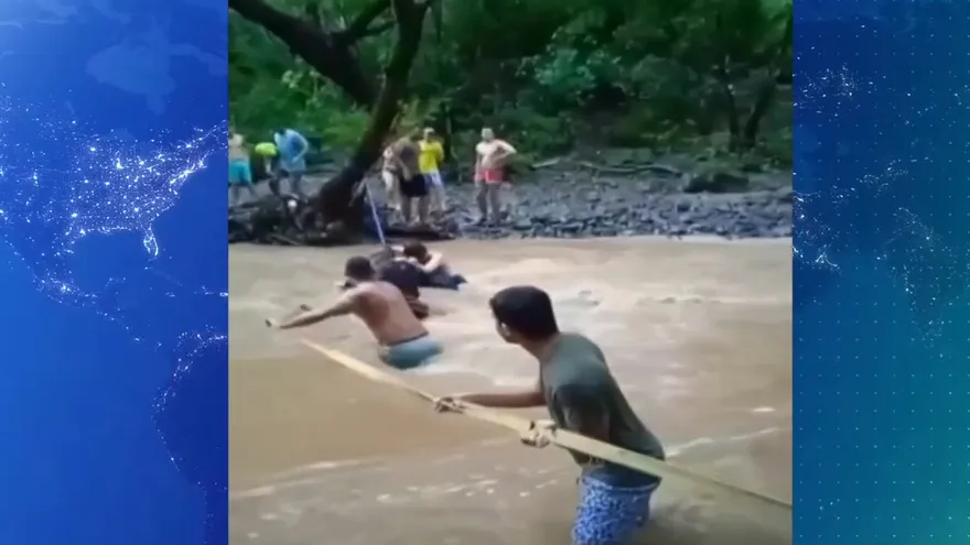 Rescatan a 13 personas atrapadas por cabeza de agua