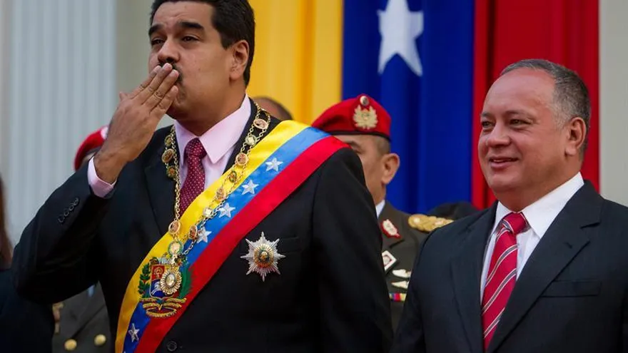 En la imagen, el presidente venezolano, Nicolás Maduro, acompañado por el líder chavista Diosdado Cabello (d).