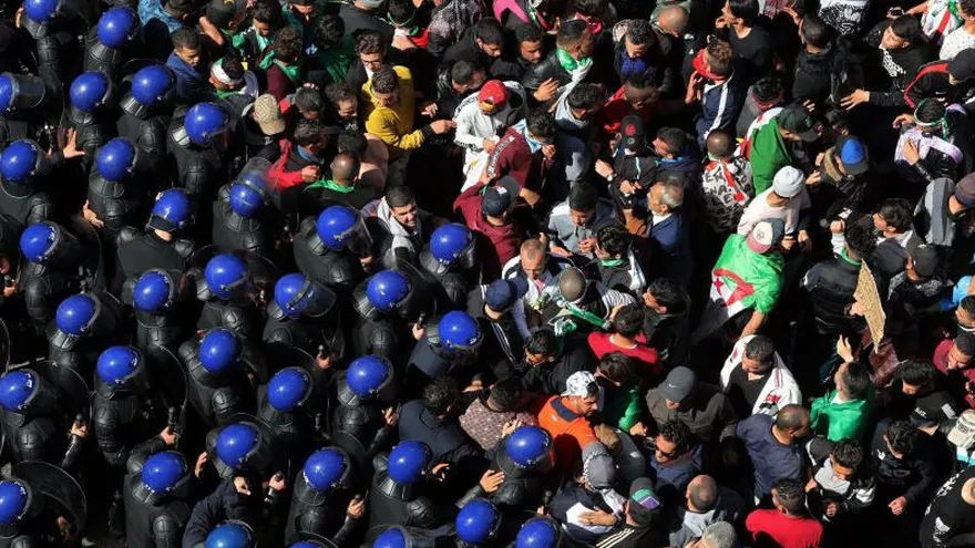 Miles de argelinos se manifiestan contra el presidente argelino, Abdelaziz Bouteflika. EFE/Archivo