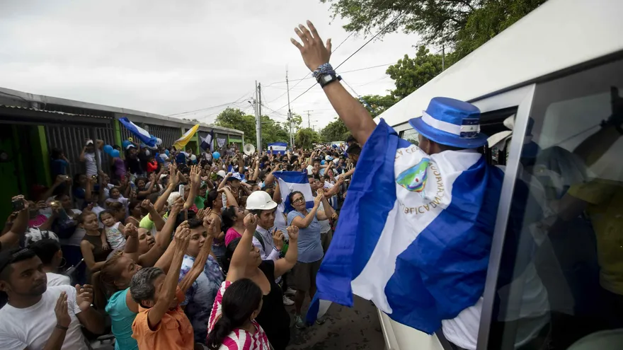 Un ex preso político (d) saluda a varias personas que lo reciben tras ser liberado y llevado a casa por custodios del Sistema Penitenciario Nacional este martes, en Masaya (Nicaragua)
