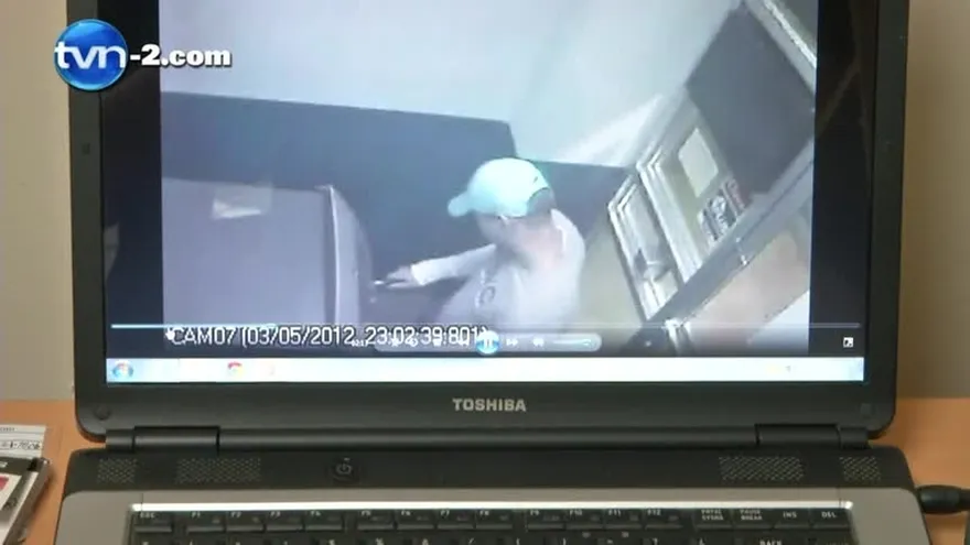 Delincuentes ponen ingeniosos aparatos en cajeros para ver su número pin