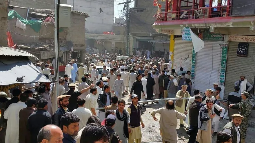 Ciudadanos supervisan el lugar de la explosión de un coche bomba en Parachinar (Pakistán)