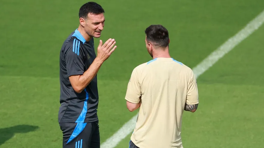 Lionel Scaloni conversando con Lionel Messi