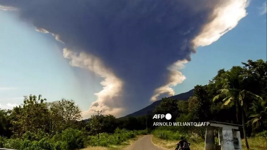 Volcán entra en erupción en Indonesia
